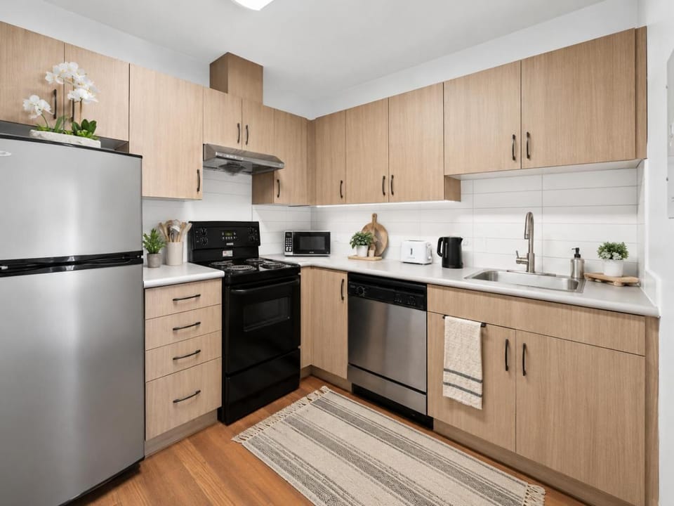 Urban 1BR Near Robson and Waterfront Apartment in Vancouver