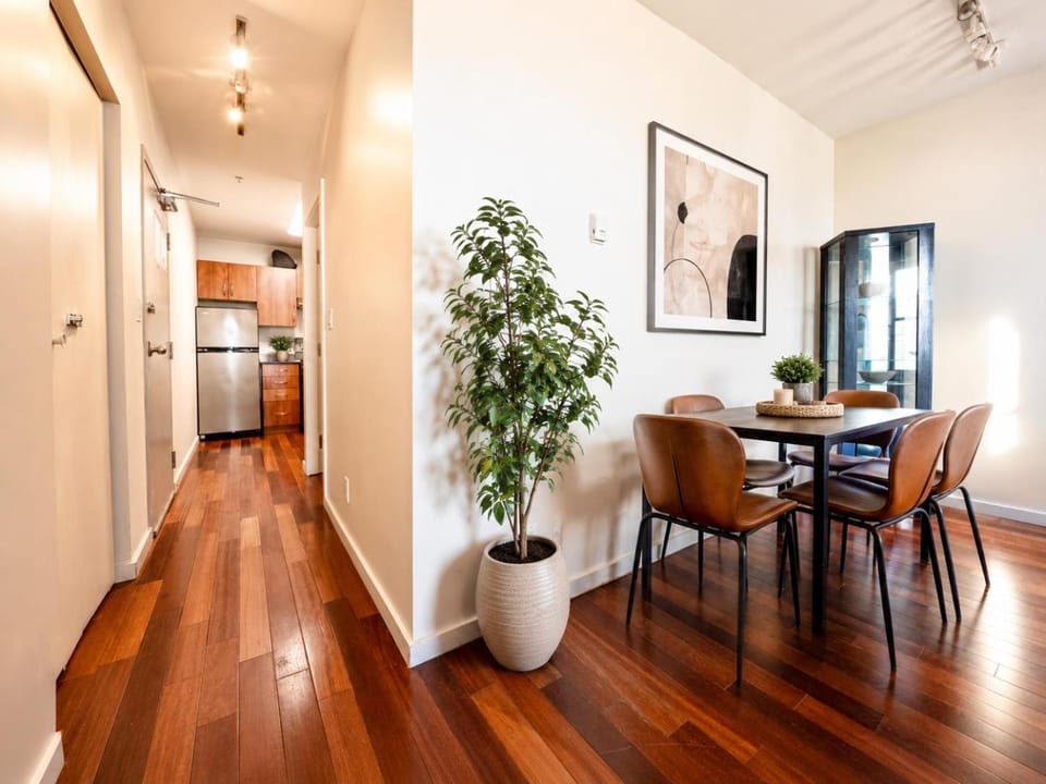 Urban 1BR Near Robson and Waterfront Apartment in Vancouver