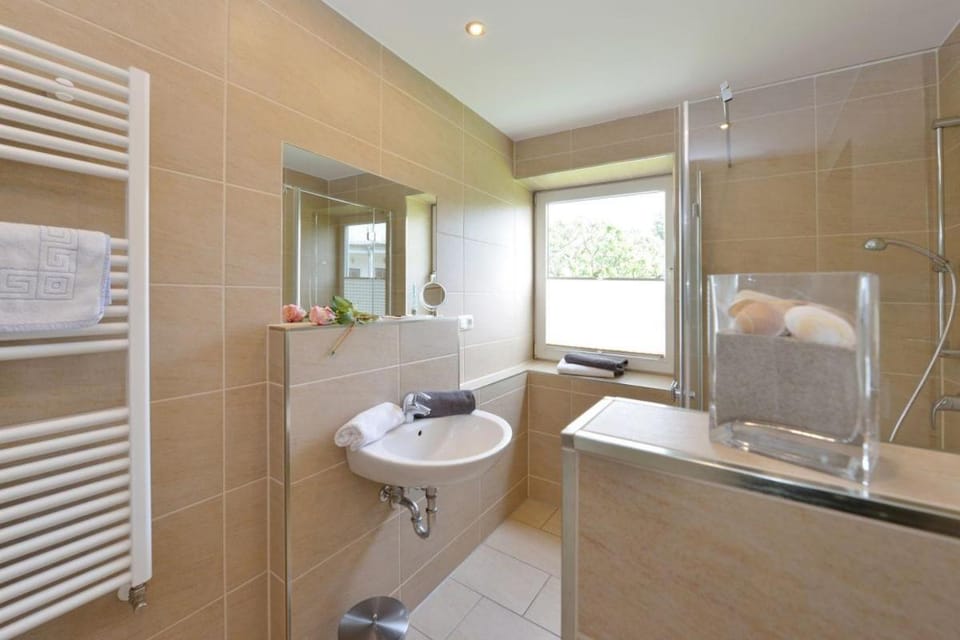 Shower, Toilet