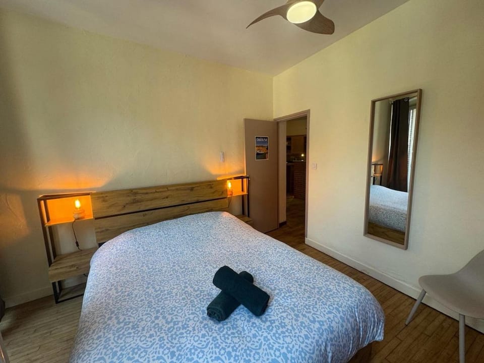 Bed, Photo of the whole room, Bedroom, towels