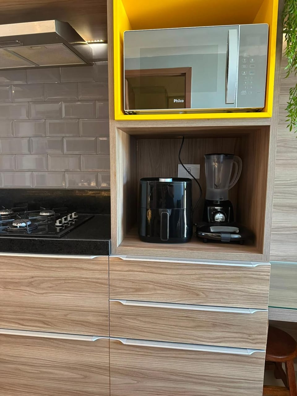 Coffee/tea facilities, Kitchen or kitchenette, microwave, stove, toaster