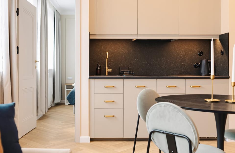Kitchen or kitchenette, Living room, Seating area, Dining area