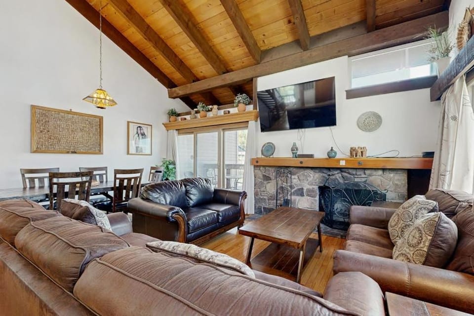 Spacious condo with pool close to beach & casinos House in South Lake Tahoe