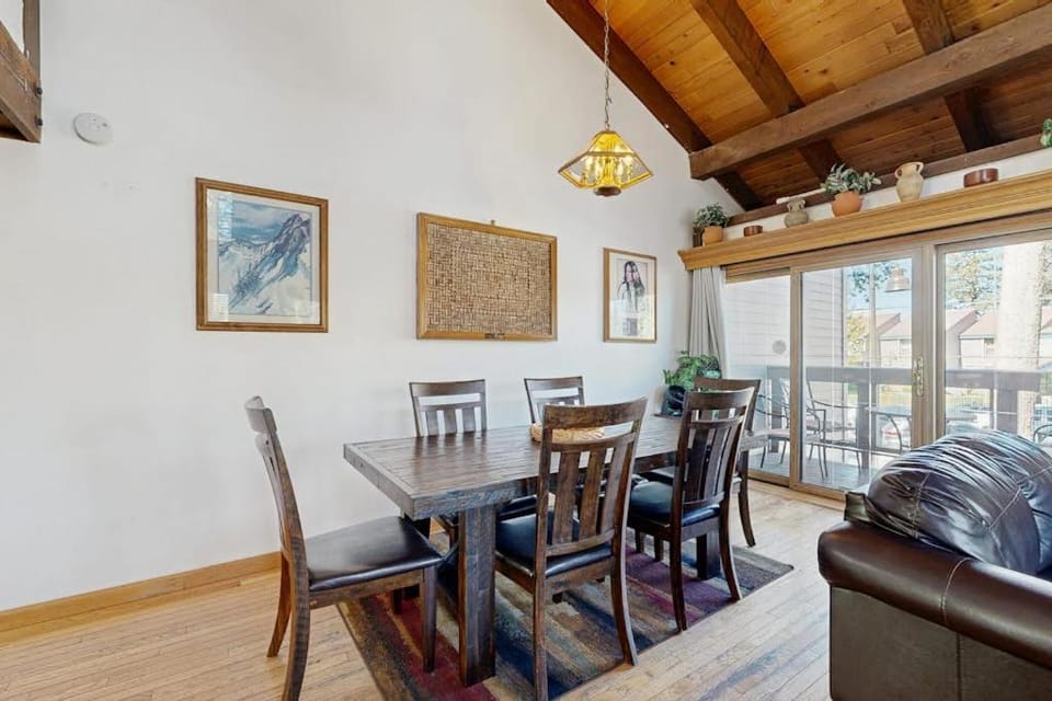 Spacious condo with pool close to beach & casinos House in South Lake Tahoe