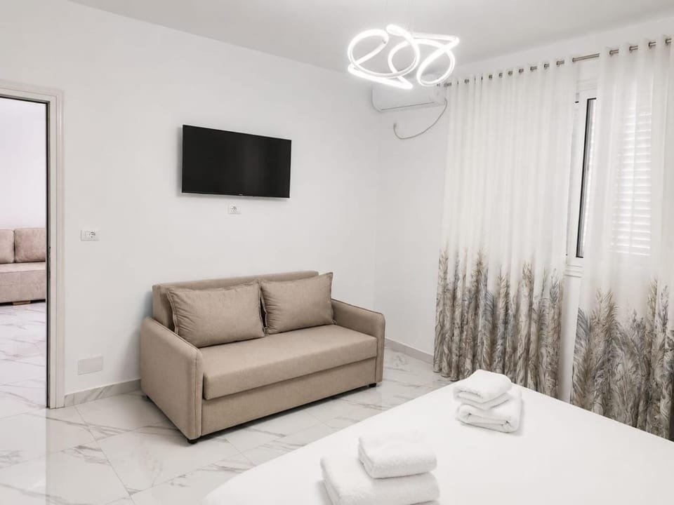 Bed, TV and multimedia, Photo of the whole room, Seating area, Bedroom, towels, air conditioner