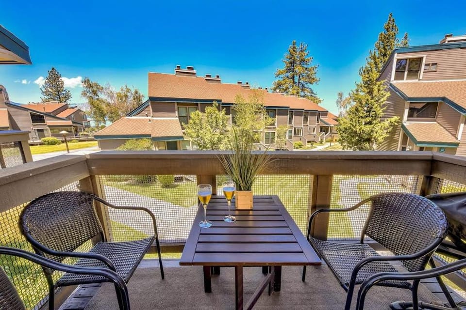 Luxurious Lakeland Village home with modern amenities and close to lake House in South Lake Tahoe