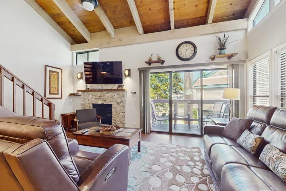 Beautiful townhome with peekaboo lake views pool access and balcony House in South Lake Tahoe