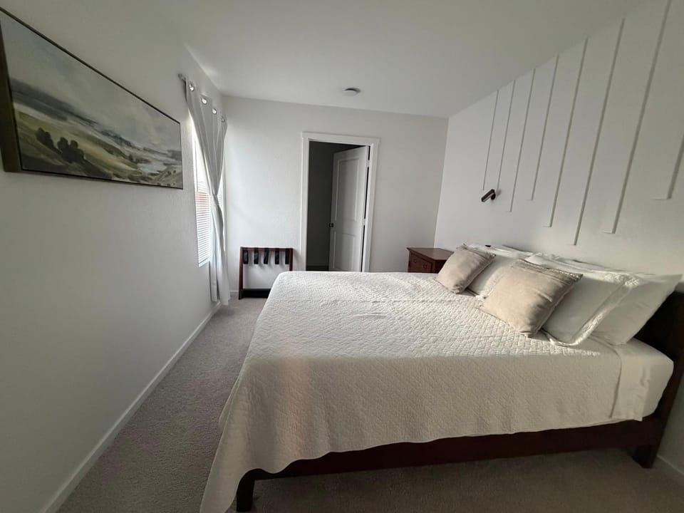 Bed, Photo of the whole room, Decorative detail, Bedroom