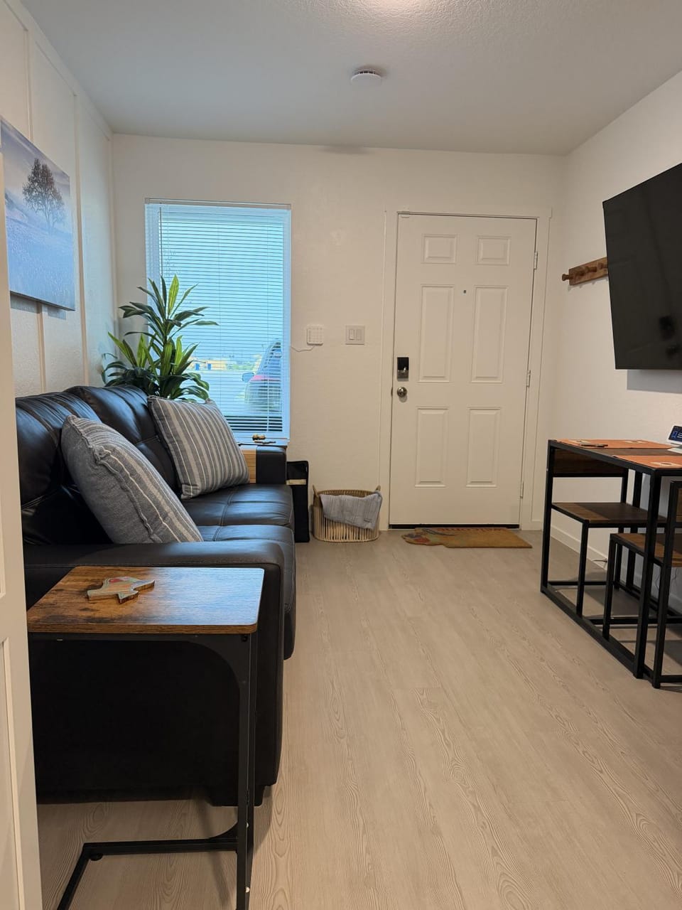 TV and multimedia, Living room, Photo of the whole room, Seating area, Dining area