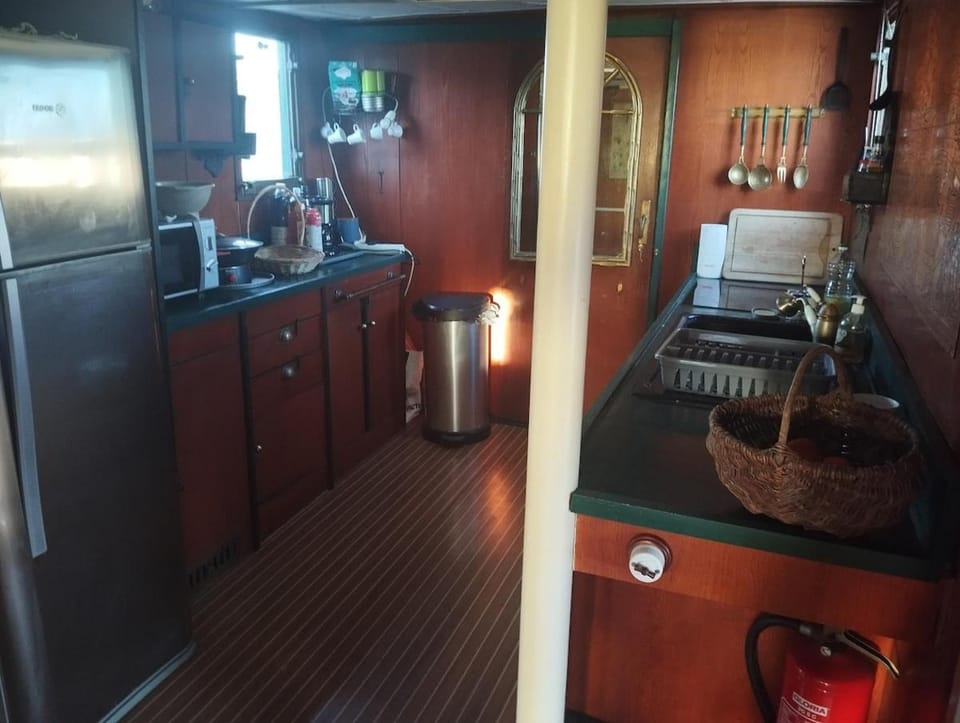 Appartement flottant sur ancien navire Docked boat in Brittany