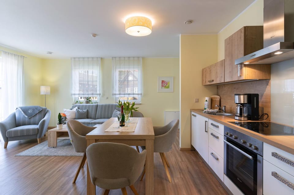 Kitchen or kitchenette, Seating area, Dining area