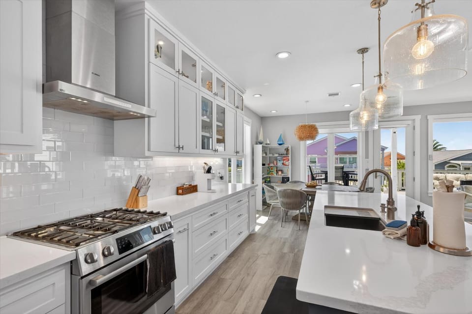 Day, Kitchen or kitchenette, Dining area, oven, stove, kitchen