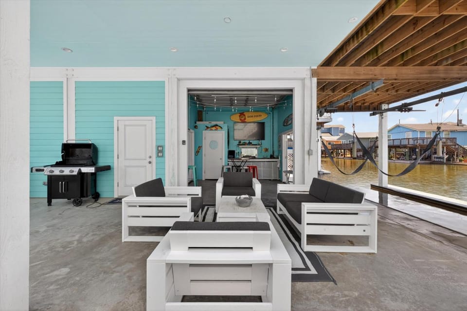 Patio, BBQ facilities, Garden, View (from property/room), Seating area, River view, Swimming pool, furniture