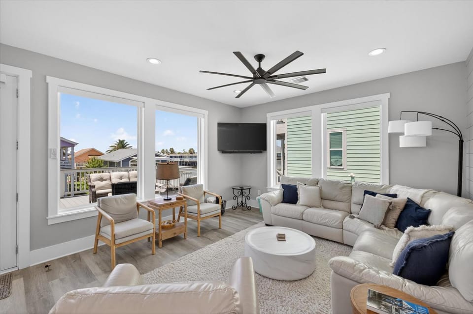 Communal lounge/ TV room, Day, TV and multimedia, Living room, Seating area, furniture