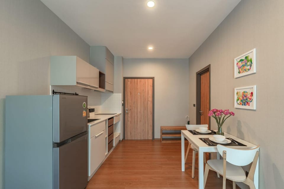 Kitchen or kitchenette, Dining area