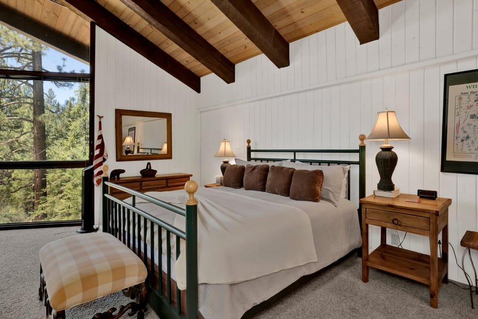Big Bear Lake 4BR 2BA Hot Tub Game Room Deck House in Big Bear