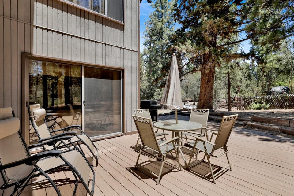 Big Bear Lake 4BR 2BA Hot Tub Game Room Deck House in Big Bear