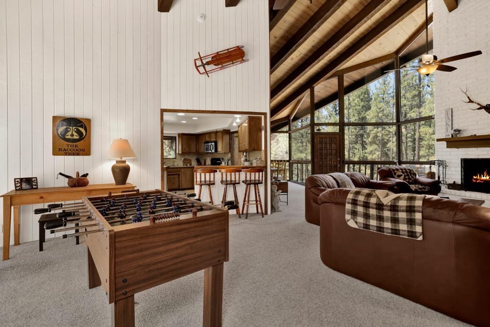 Big Bear Lake 4BR 2BA Hot Tub Game Room Deck House in Big Bear