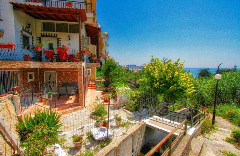 Property building, Natural landscape, Garden, Garden, View (from property/room), Balcony/Terrace, Sea view