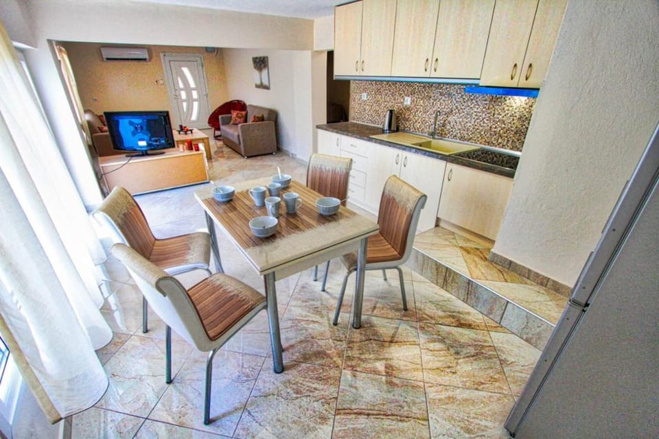 Kitchen or kitchenette, Seating area, Dining area