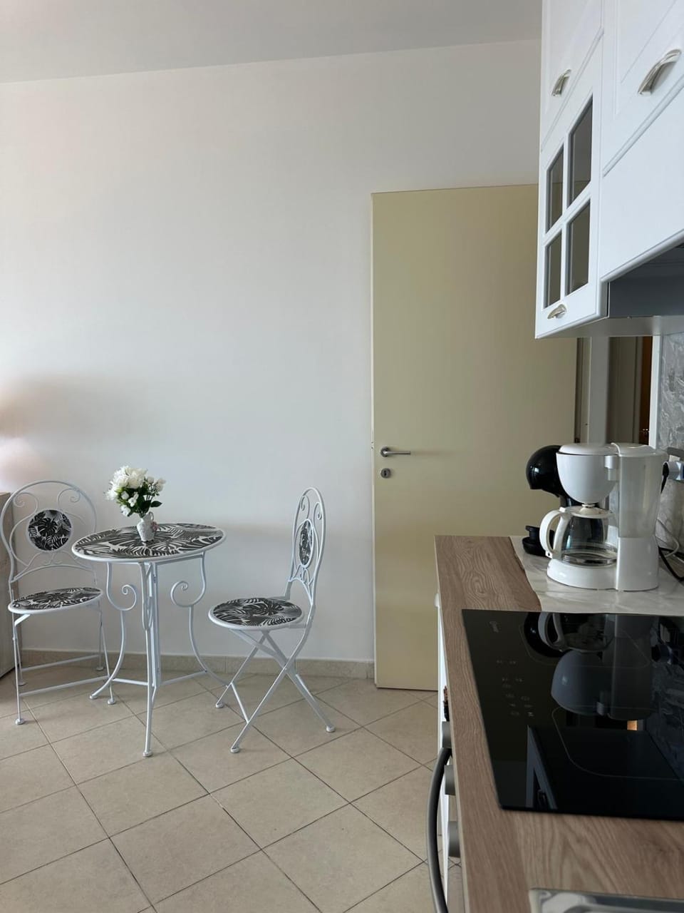 Coffee/tea facilities, Kitchen or kitchenette, Dining area