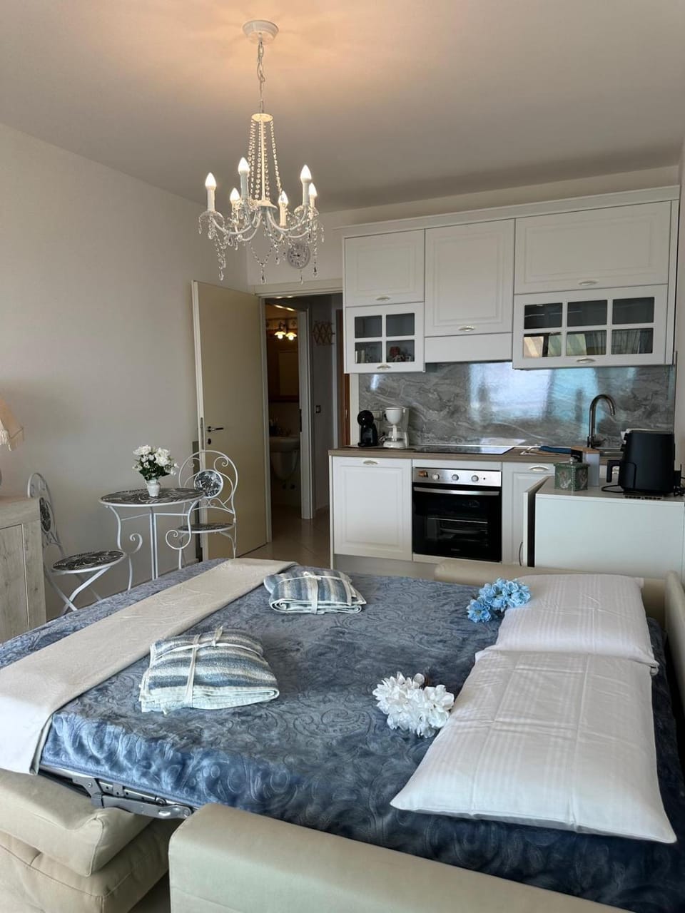 Bed, Living room, Dining area, kitchen