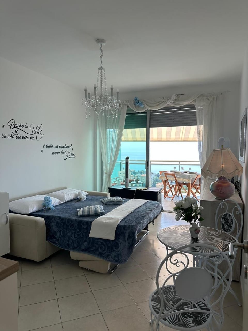 Bed, Living room