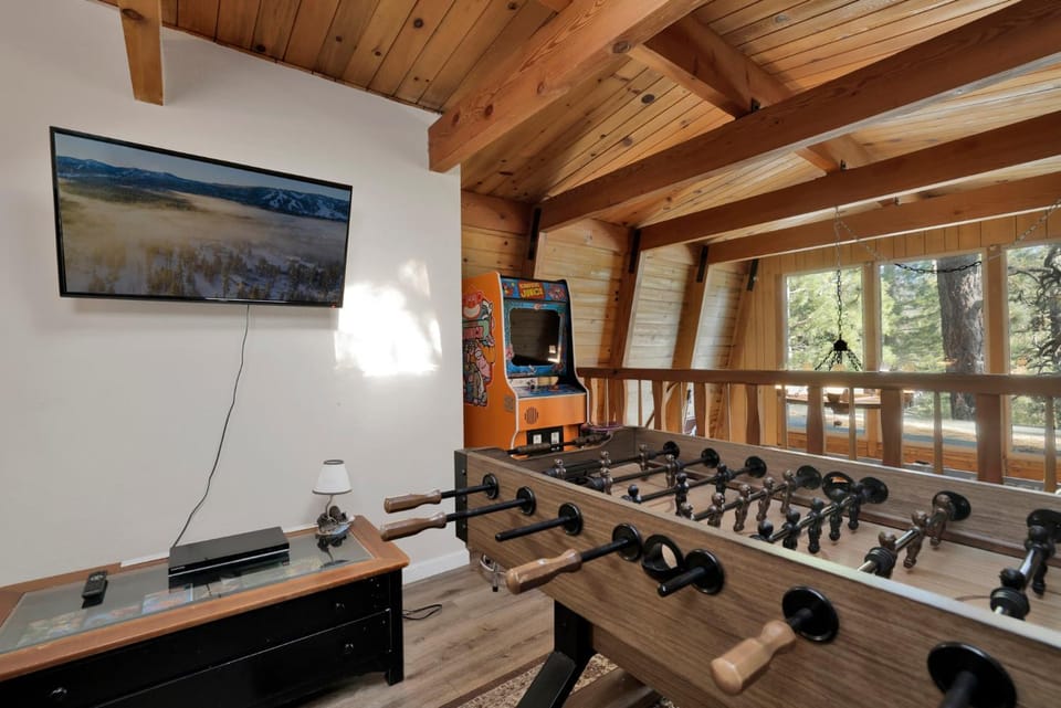 Big Bear Lake 4BR 2BA Hot Tub Game Room and Deck House in Boulder Bay
