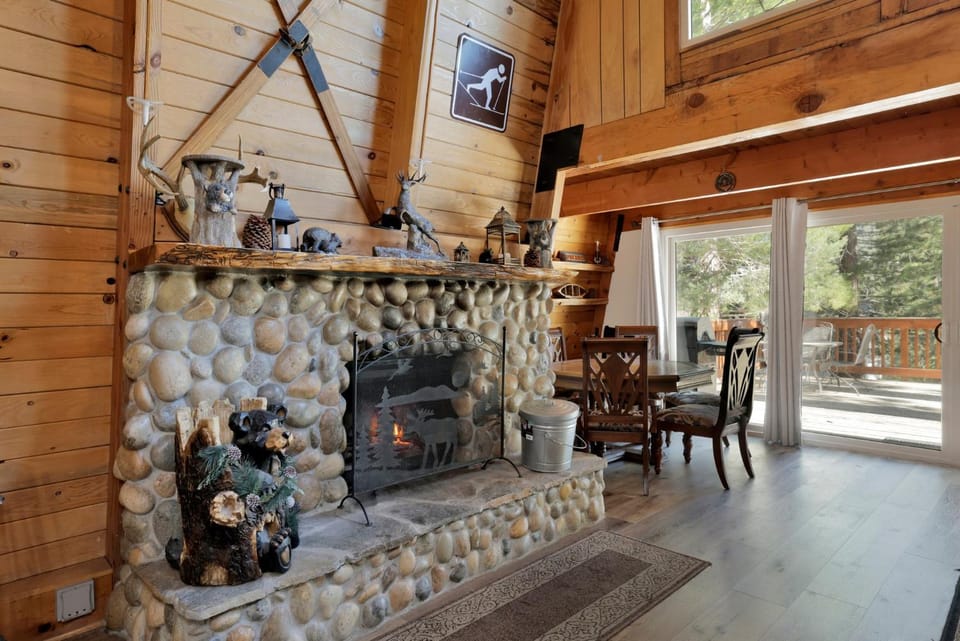 Big Bear Lake 4BR 2BA Hot Tub Game Room and Deck House in Boulder Bay