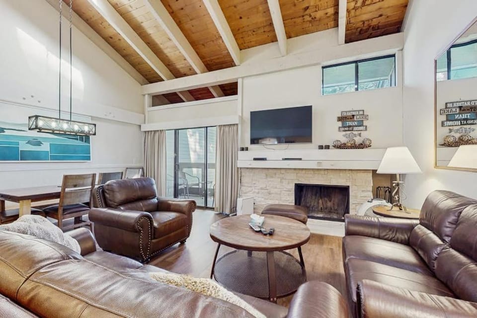 Lovely townhome near lake with wonderful amenities & tons of seasonal activities House in South Lake Tahoe