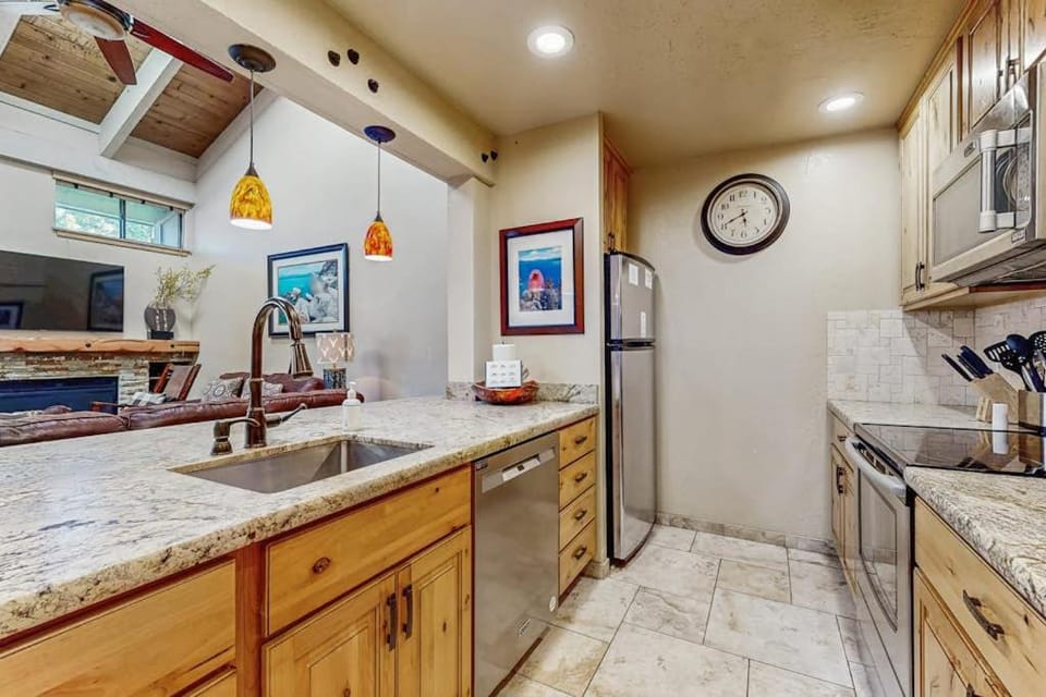 Lofted gem w full kitchen free WiFi patio shared pool and hot tub House in South Lake Tahoe