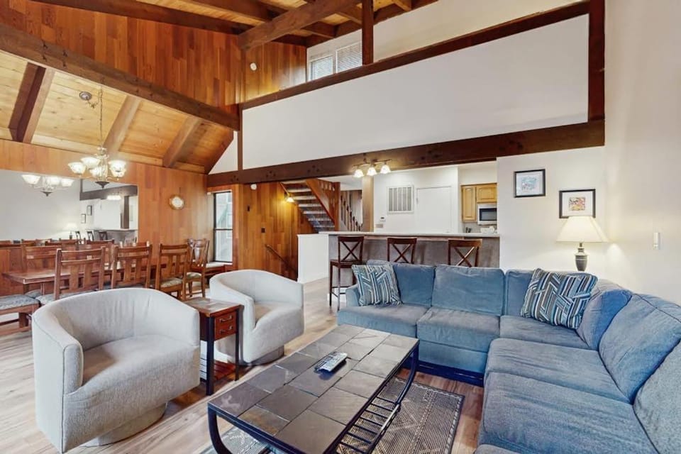 Charming townhome with airy living space amazing amenities & near the beach House in South Lake Tahoe
