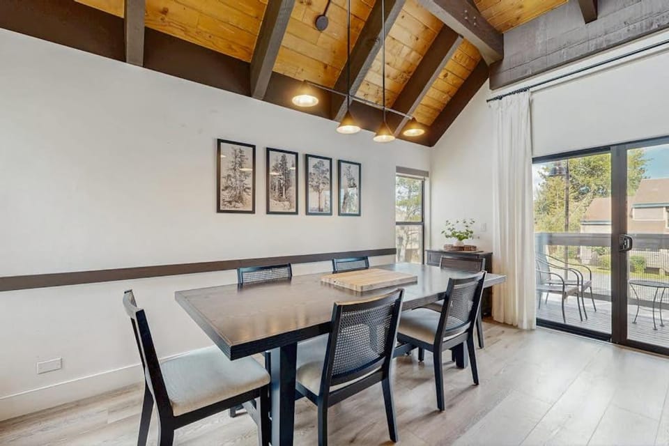 Delightful townhome with blissful beach lounging and numerous lovely amenities House in South Lake Tahoe