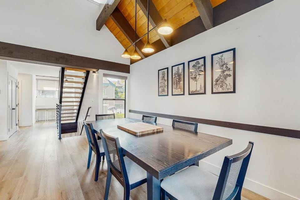 Delightful townhome with blissful beach lounging and numerous lovely amenities House in South Lake Tahoe