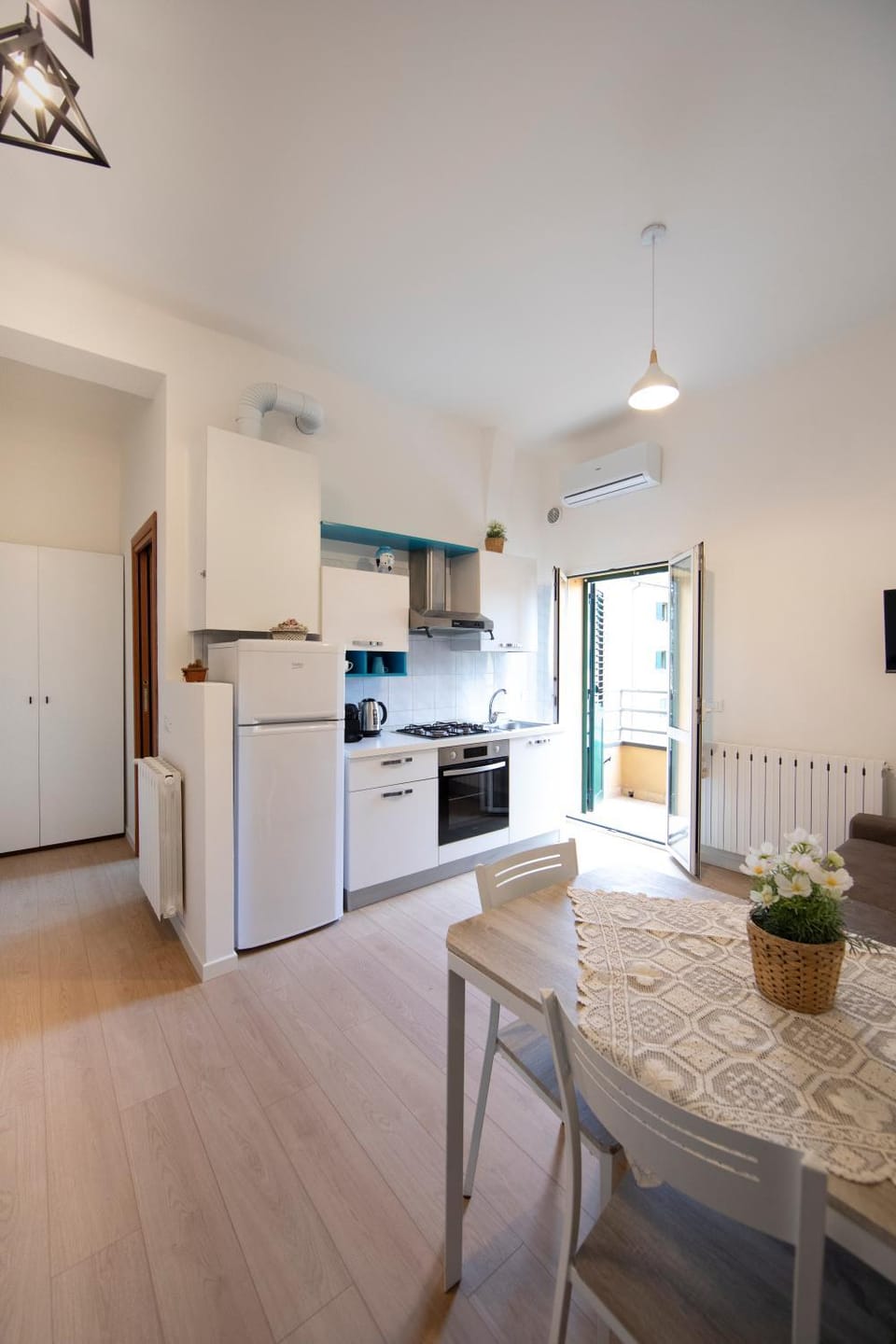 Kitchen or kitchenette, Dining area, oven