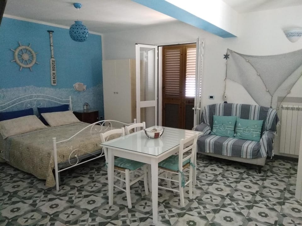 Photo of the whole room, Area and facilities
