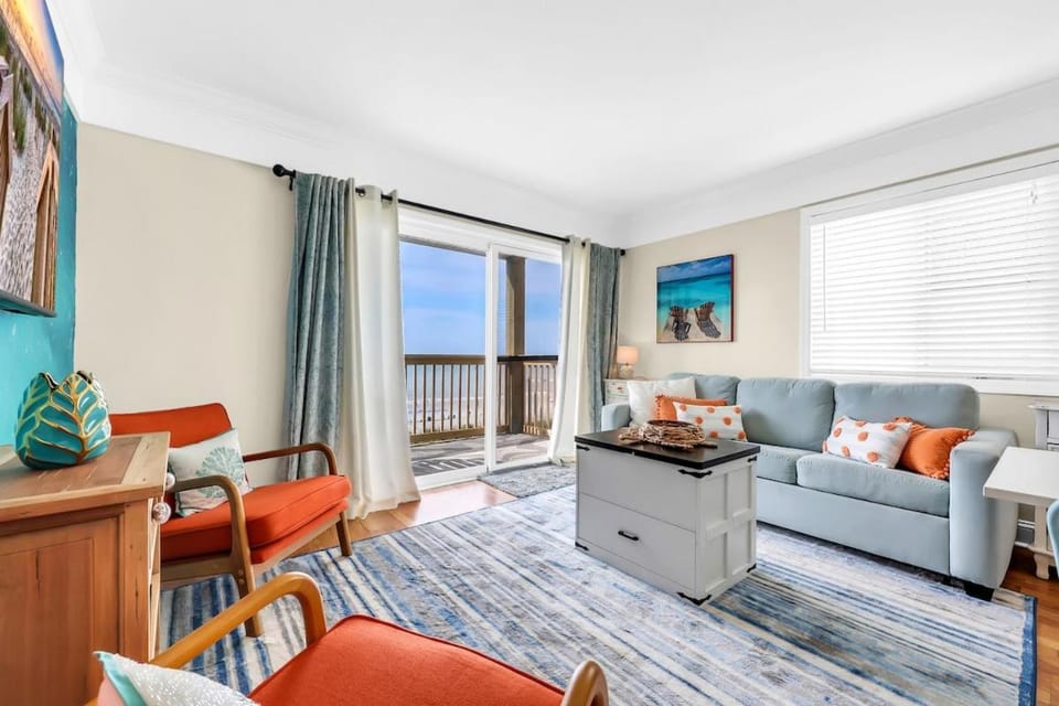 Oceanfront top-floor condo steps from the sand Apartment in North Myrtle Beach