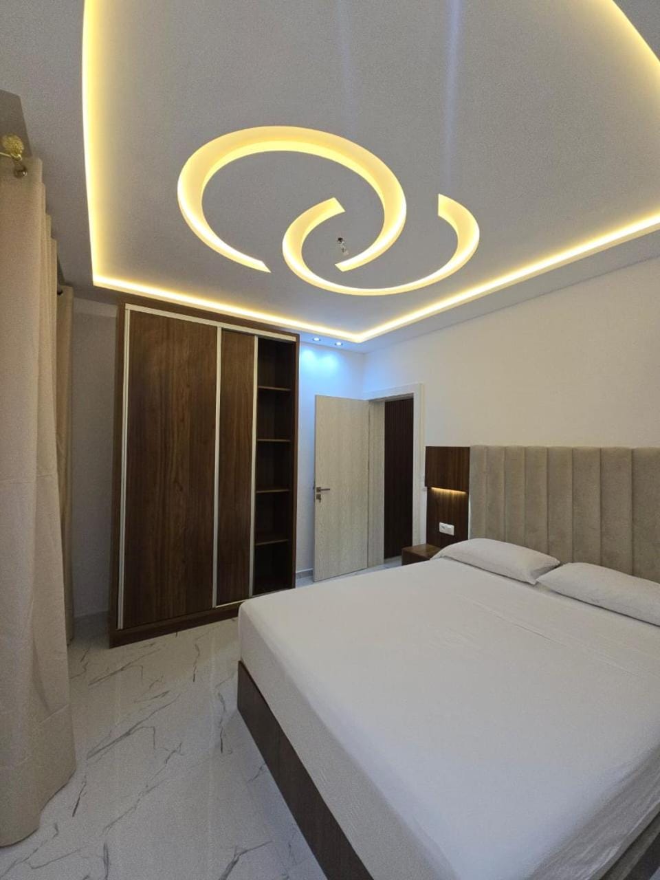 Photo of the whole room, Bedroom