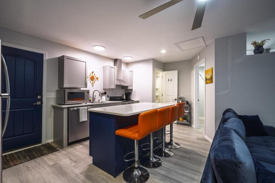 Kitchen or kitchenette, Dining area, minibar, oven, pet friendly, stove