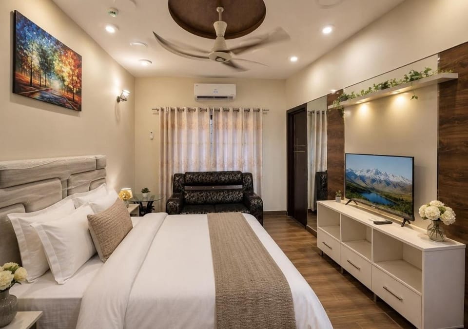 Bed, Photo of the whole room, Seating area, Bedroom, wardrobe