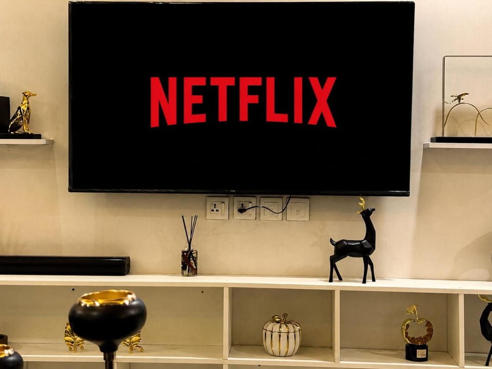 Communal lounge/ TV room, TV and multimedia, Evening entertainment, Text overlay, hair dresser