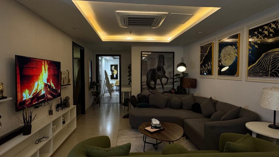 Communal lounge/ TV room, TV and multimedia, Living room, Seating area, Evening entertainment
