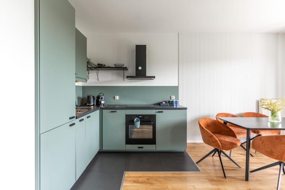 Coffee/tea facilities, Kitchen or kitchenette, Dining area, dishwasher, oven, stove