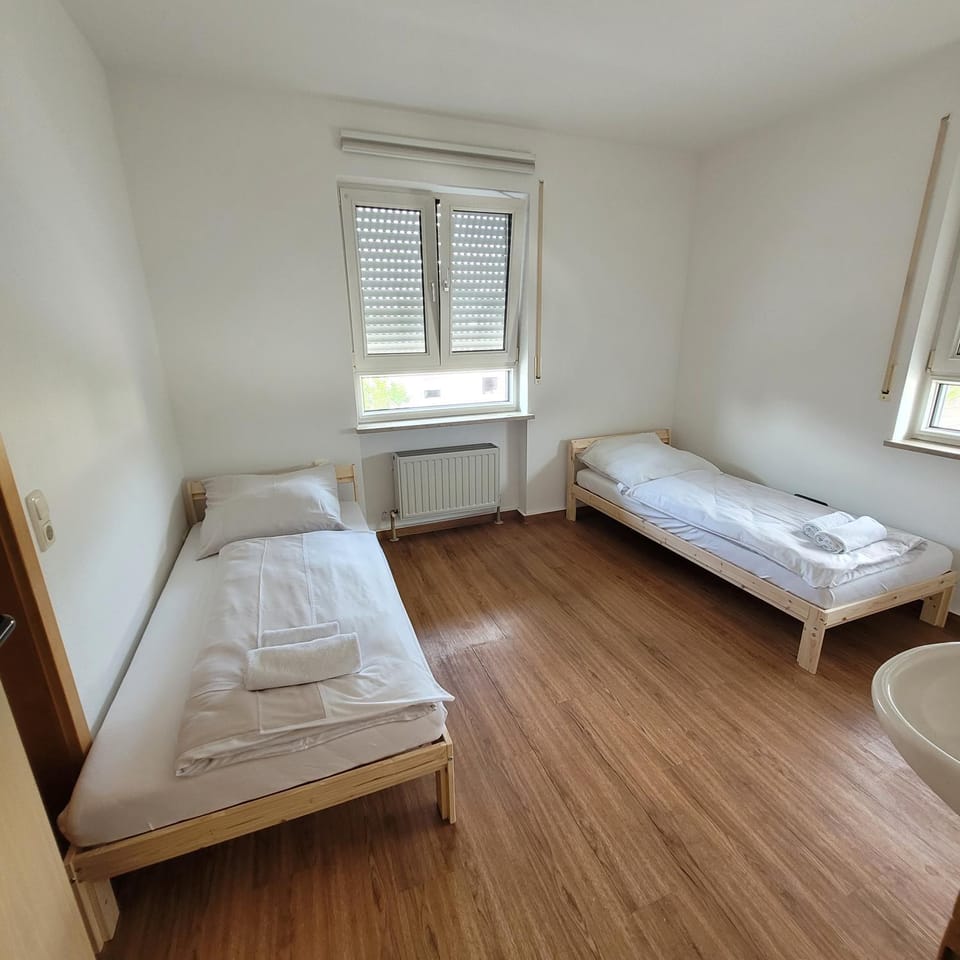 Geräumige Unterkunft für bis zu 8 Personen in Straubing-Ittling Apartment in Straubing