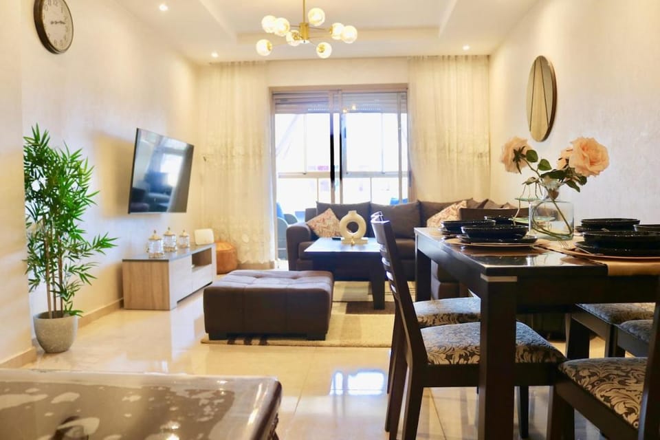 Communal lounge/ TV room, TV and multimedia, Living room, Seating area, Dining area, Evening entertainment
