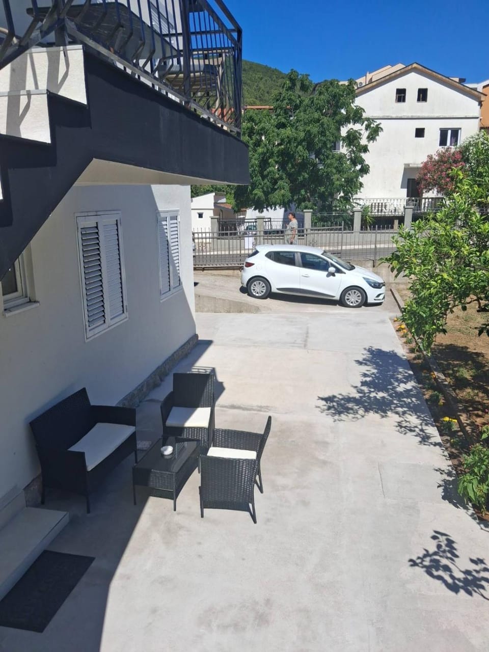 Property building, Patio, Day, Neighbourhood, Street view, Location, Parking