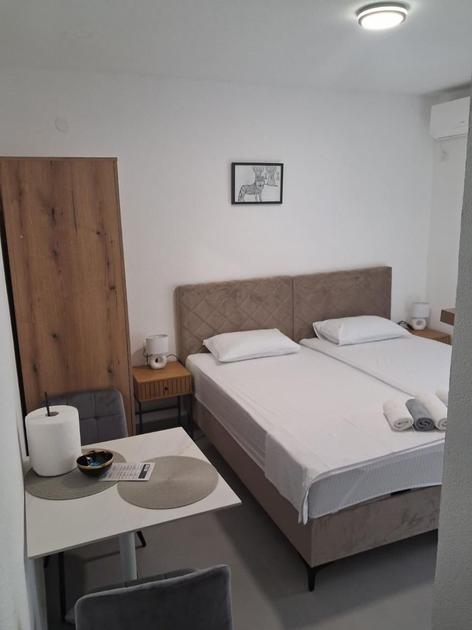 Bed, Kitchen or kitchenette, Photo of the whole room, Bedroom, towels