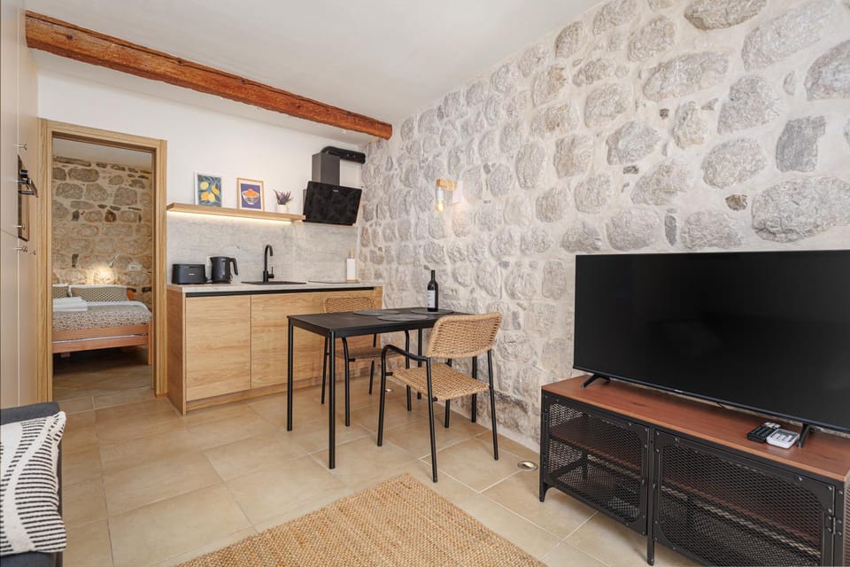 TV and multimedia, Kitchen or kitchenette, Dining area, stove