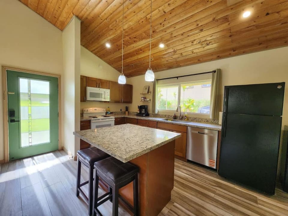Family Friendly Oasis- Firepit-Puzzles-Breakfast House in Mountain View