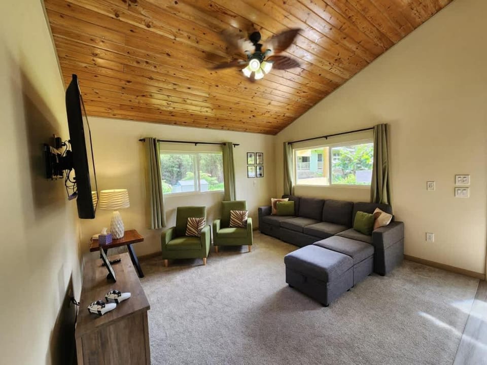 Family Friendly Oasis- Firepit-Puzzles-Breakfast House in Mountain View